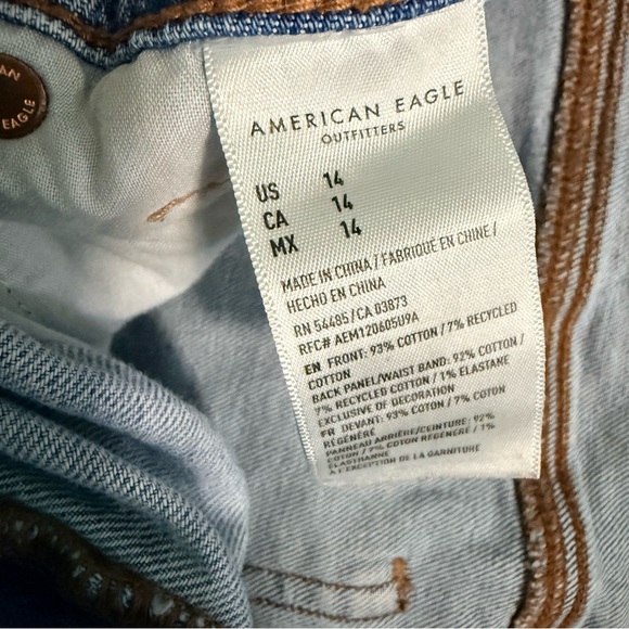 American Eagle Strigid Distressed Mom Denim Women Shorts Size 14 - Picture 7 of 10